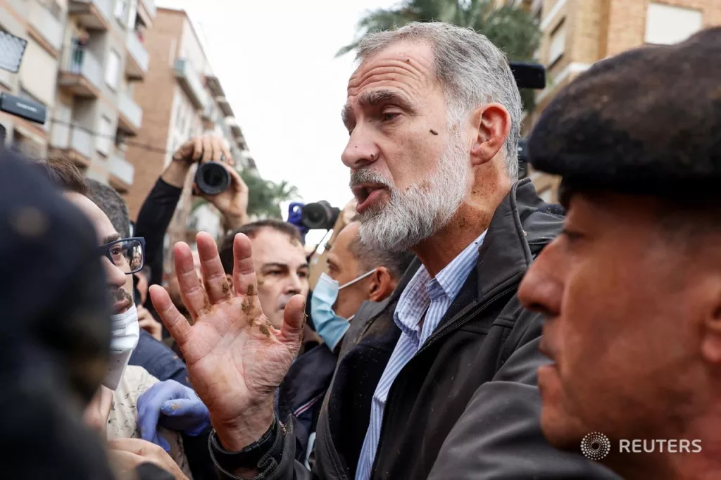 Свиту короля Испании забросали грязью в ходе посещения зоны наводнения в Валенсии