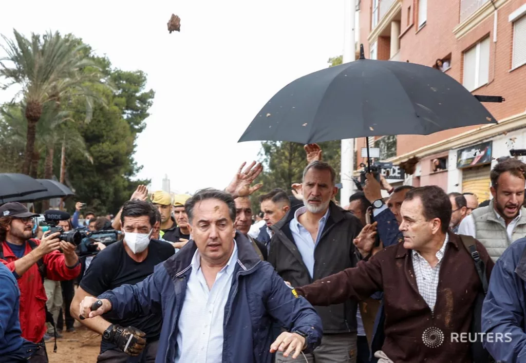 Свиту короля Испании забросали грязью в ходе посещения зоны наводнения в Валенсии