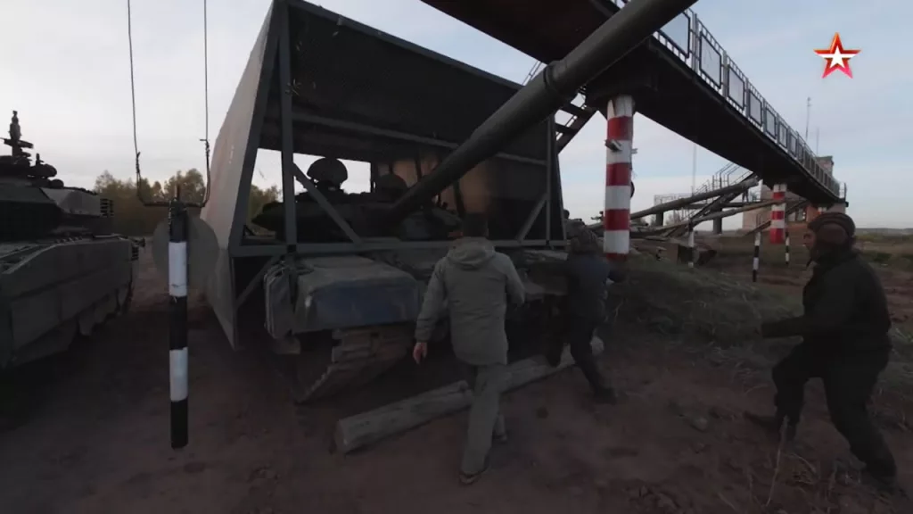 В Казанском танковом училище не отстают от современных трендов и теперь учат курсантов водить танки-сараи