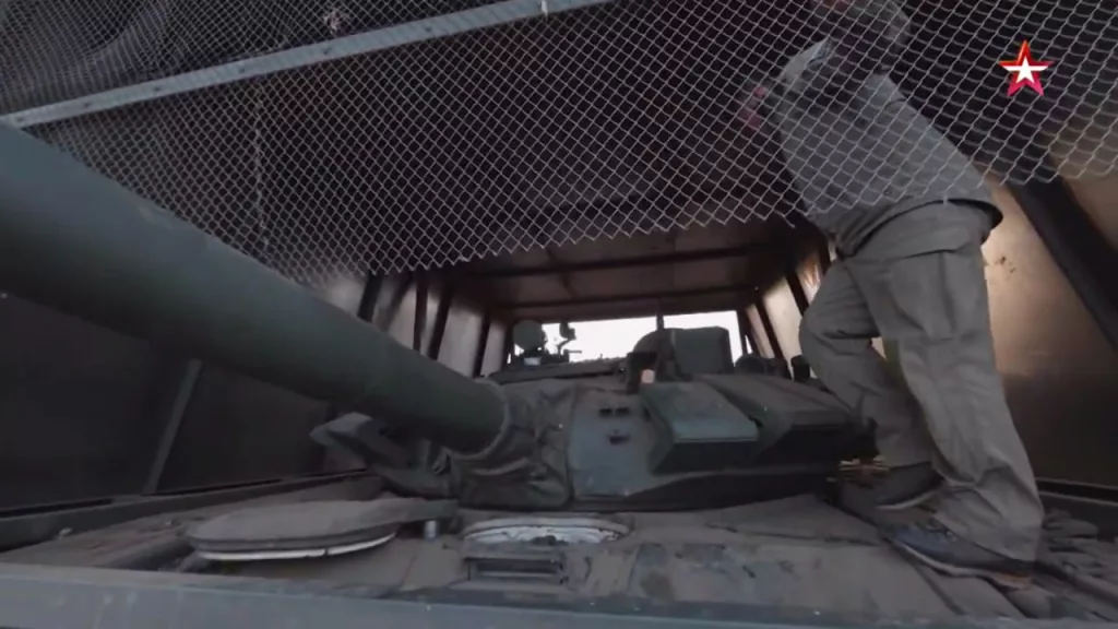 В Казанском танковом училище не отстают от современных трендов и теперь учат курсантов водить танки-сараи