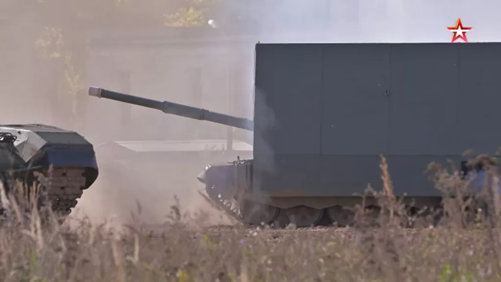 В Казанском танковом училище не отстают от современных трендов и теперь учат курсантов водить танки-сараи