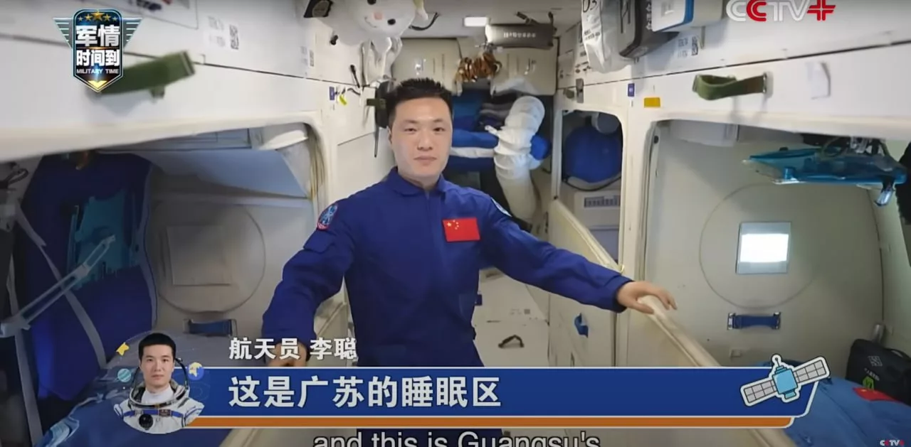 Экипаж китайской орбитальной космической станции "Тяньгун" впервые обнародовал видео своей работы в космосе