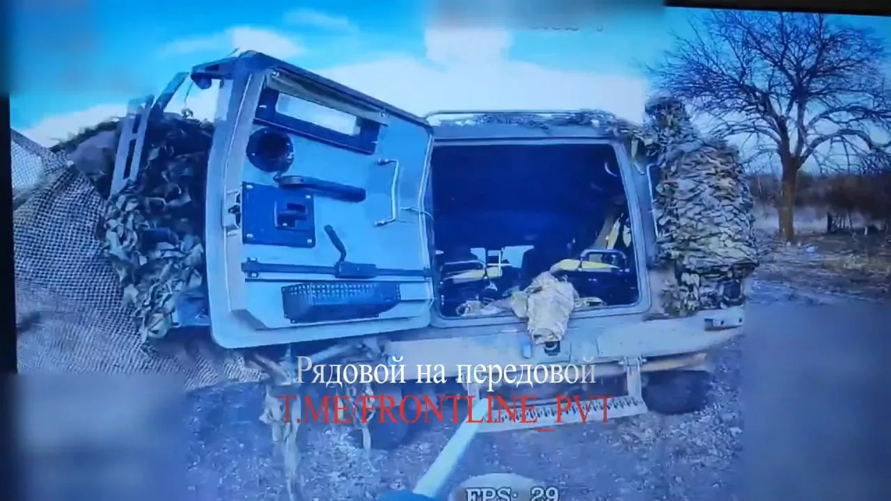Дрон на оптоволокне добивает украинский "Козак-7", заехавший точно в воронку возле села Дарьино в Курской области