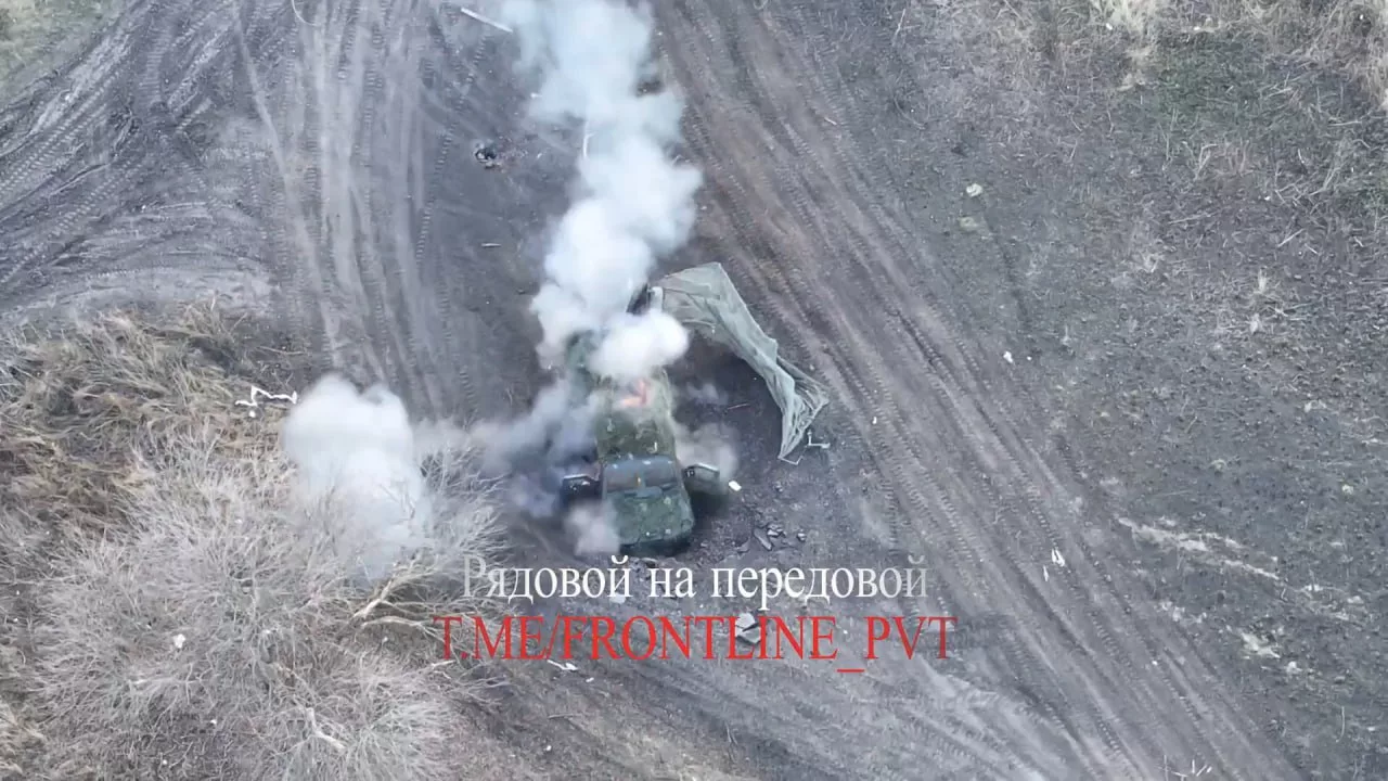 Дрон на оптоволокне добивает украинский "Козак-7", заехавший точно в воронку возле села Дарьино в Курской области