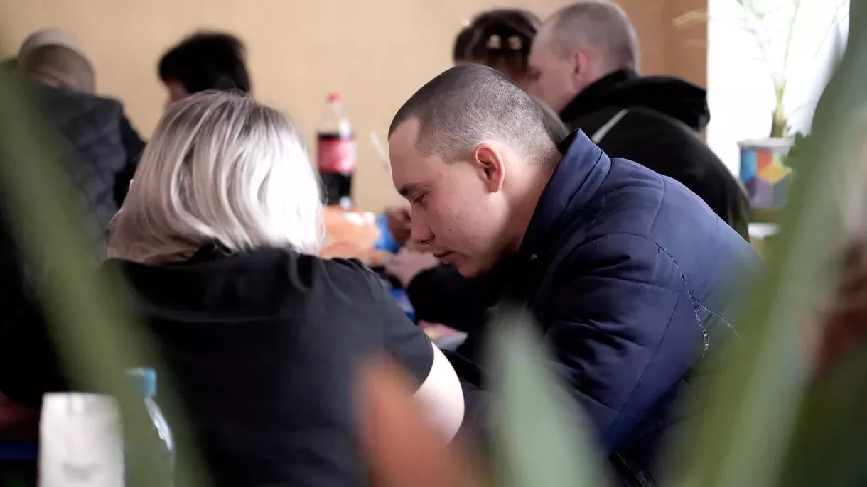 Группа украинских военнопленных встретилась со своими семьями в одном из пунктов содержания на территории ДНР