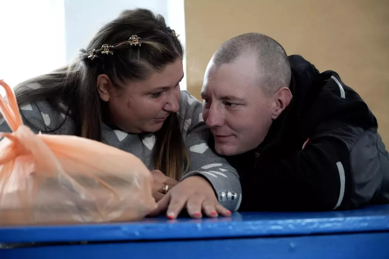 Группа украинских военнопленных встретилась со своими семьями в одном из пунктов содержания на территории ДНР