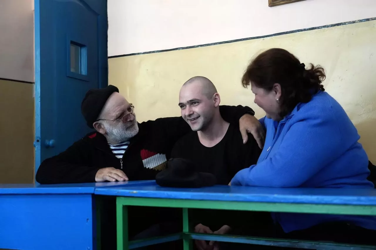 Группа украинских военнопленных встретилась со своими семьями в одном из пунктов содержания на территории ДНР