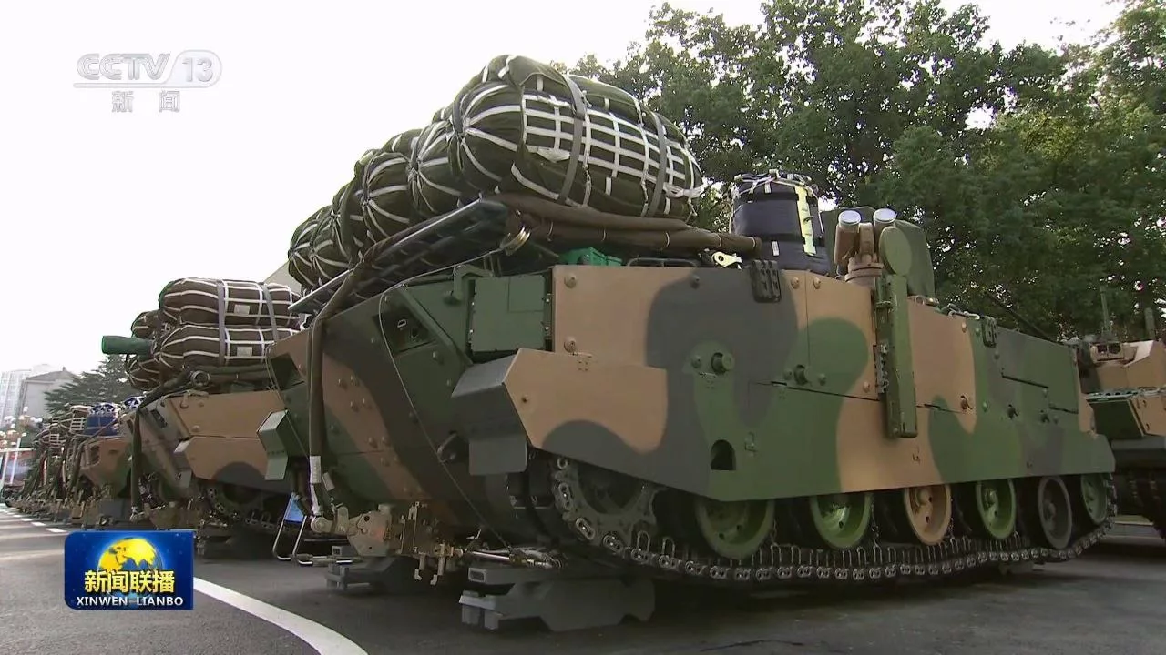 Новая китайская боевая машина десанта, оснащенная штатной системой активной защиты "засветилась" в репортаже китайского телевидения об инспекционной поездке Председателя КНР Си Цзиньпина