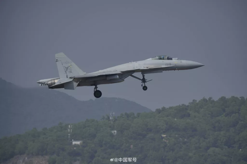 Модернизированный палубный истребитель J-15T прилетел в Чжухай