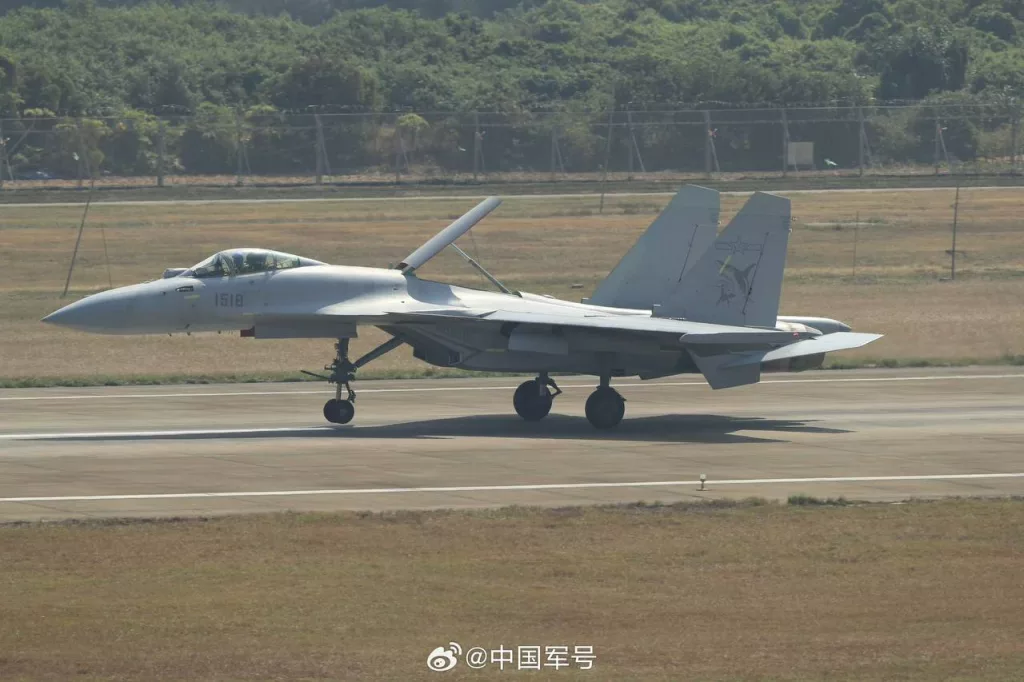 Модернизированный палубный истребитель J-15T прилетел в Чжухай