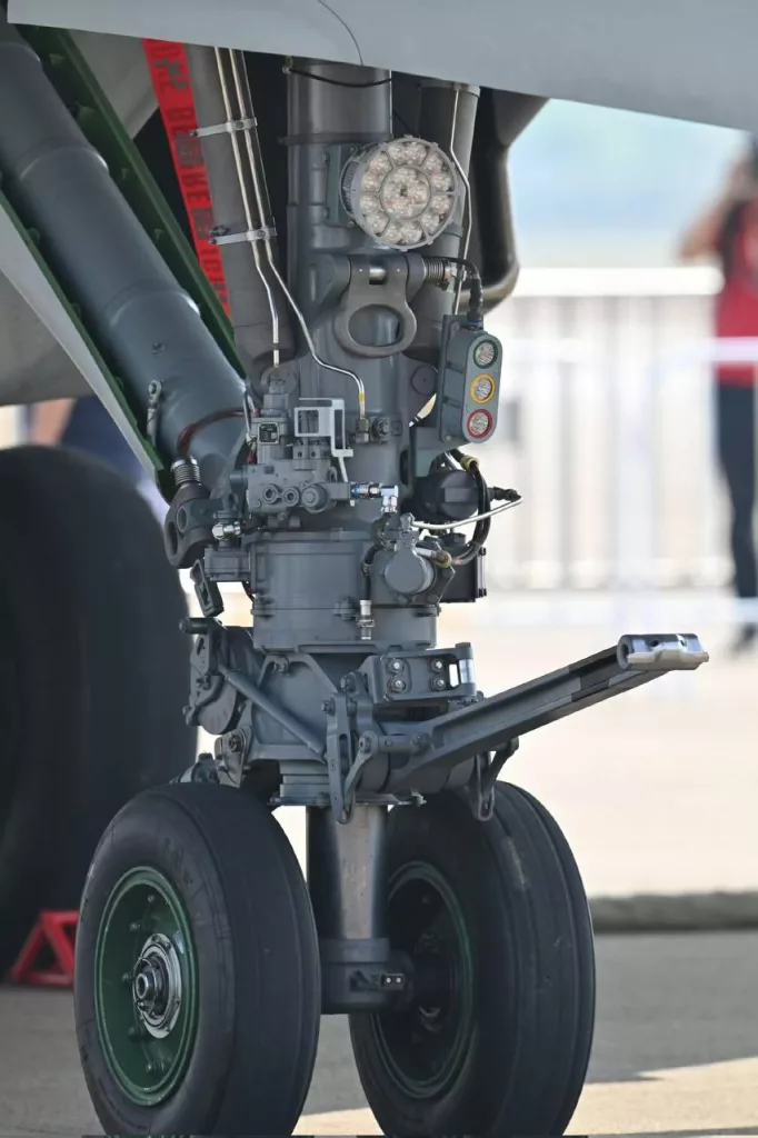 Модернизированный палубный истребитель J-15T прилетел в Чжухай
