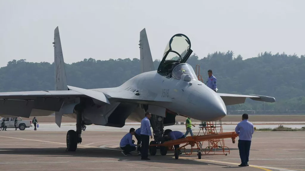 Модернизированный палубный истребитель J-15T прилетел в Чжухай