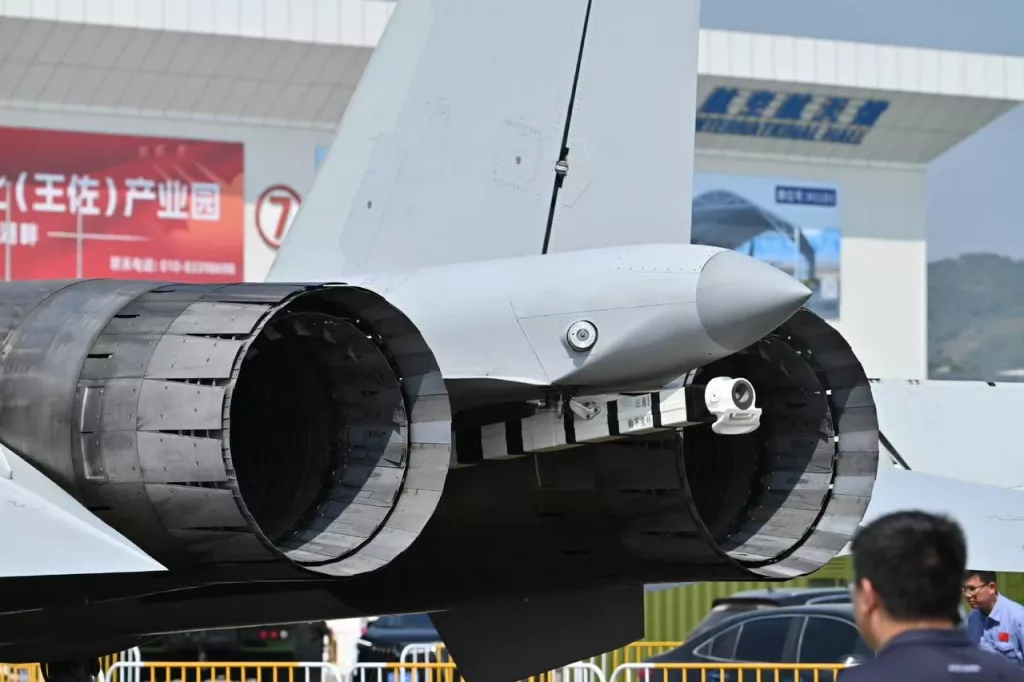 Модернизированный палубный истребитель J-15T прилетел в Чжухай
