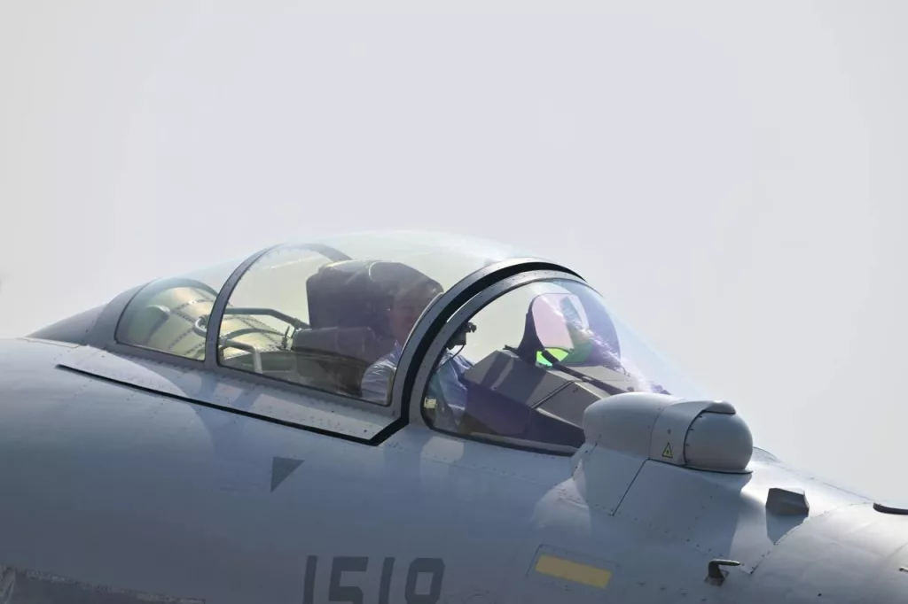 Модернизированный палубный истребитель J-15T прилетел в Чжухай