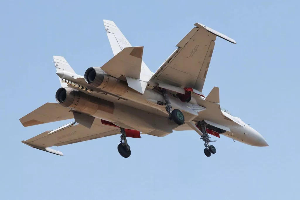 Модернизированный палубный истребитель J-15T прилетел в Чжухай