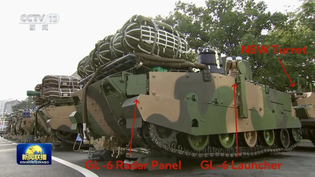 Председатель КНР Си Цзиньпин посетил воздушно-десантные войска, где ему продемонстрировали современное вооружение и экипировку бойцов бригады Воздушно-десантного корпуса НОАК