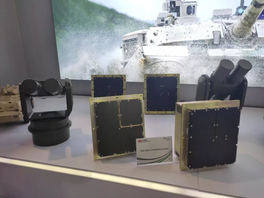 Председатель КНР Си Цзиньпин посетил воздушно-десантные войска, где ему продемонстрировали современное вооружение и экипировку бойцов бригады Воздушно-десантного корпуса НОАК