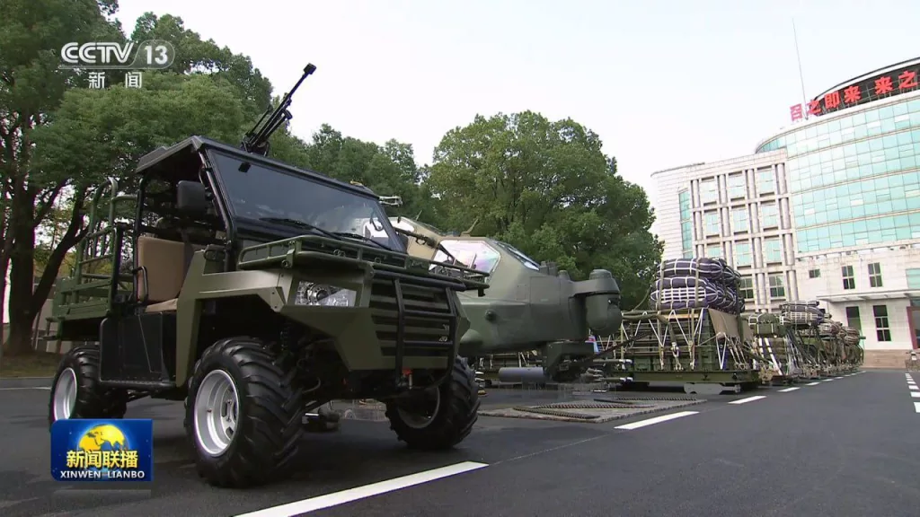 Председатель КНР Си Цзиньпин посетил воздушно-десантные войска, где ему продемонстрировали современное вооружение и экипировку бойцов бригады Воздушно-десантного корпуса НОАК