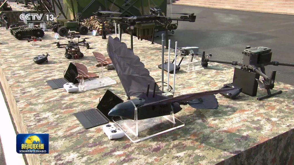 Председатель КНР Си Цзиньпин посетил воздушно-десантные войска, где ему продемонстрировали современное вооружение и экипировку бойцов бригады Воздушно-десантного корпуса НОАК