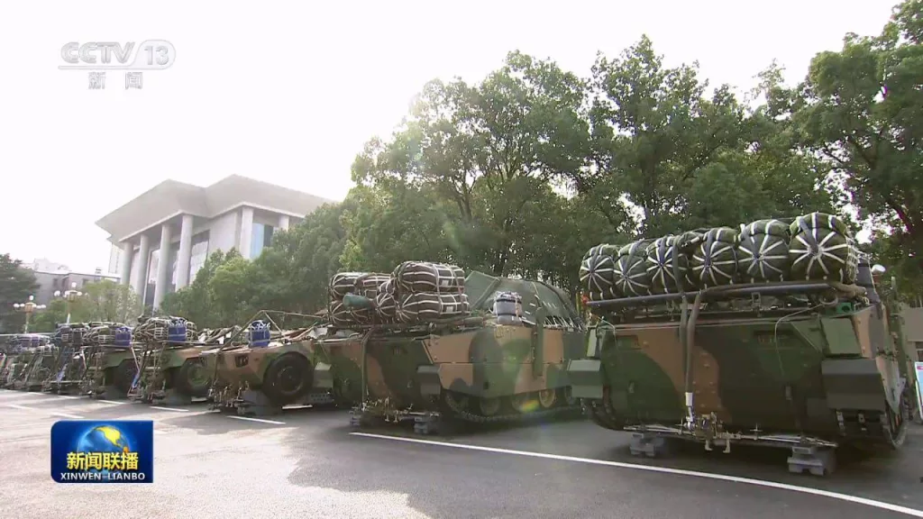 Председатель КНР Си Цзиньпин посетил воздушно-десантные войска, где ему продемонстрировали современное вооружение и экипировку бойцов бригады Воздушно-десантного корпуса НОАК