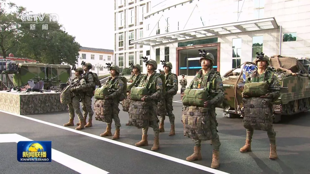 Председатель КНР Си Цзиньпин посетил воздушно-десантные войска, где ему продемонстрировали современное вооружение и экипировку бойцов бригады Воздушно-десантного корпуса НОАК