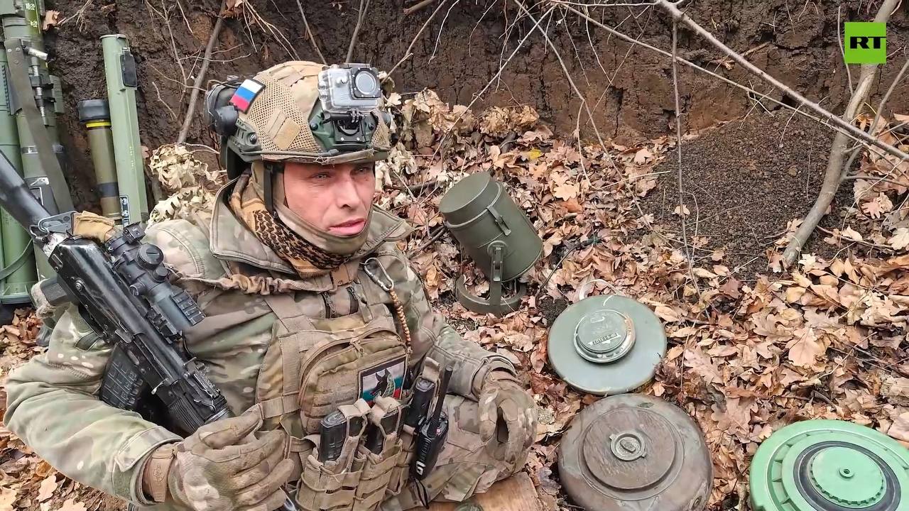 Сапёры 238-й артиллерийской бригады продемонстрировали некоторые образцы мин западного производства взятые ими в качестве трофея на Кураховском направлении