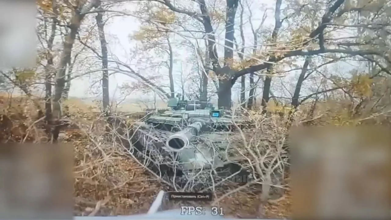 Уничтожение украинской БМП-2 и поражение Т-80БВ ударами FPV-дронов на оптоволокне, Покровское направление