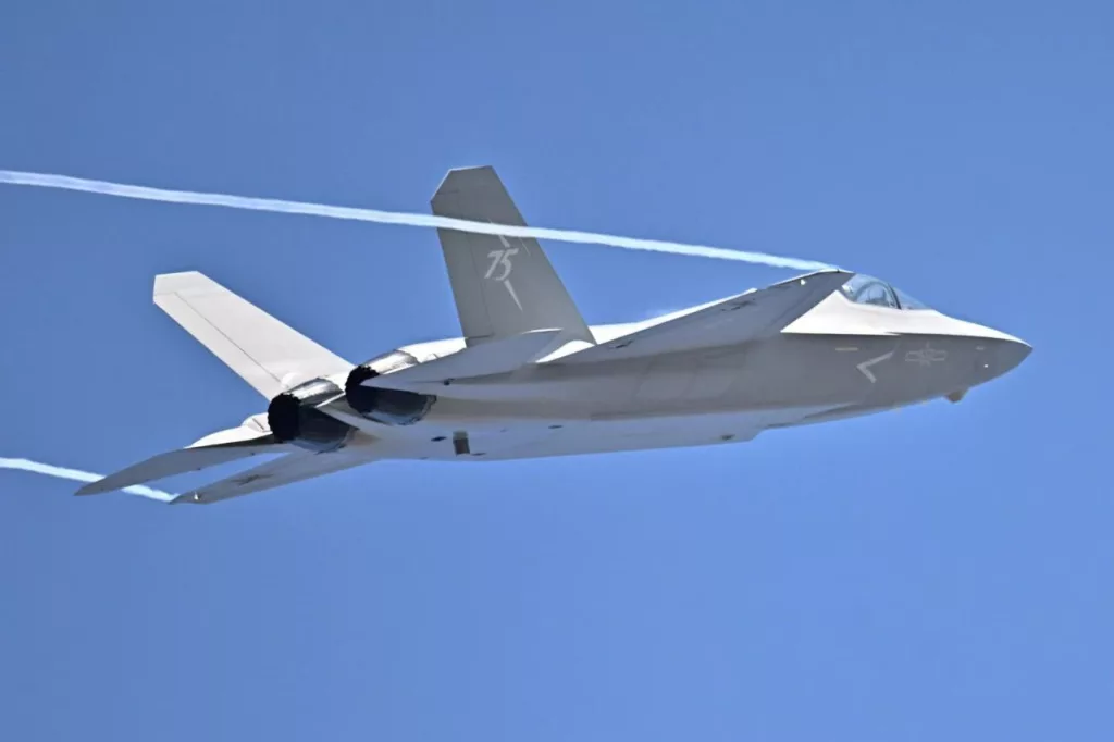 Новейший китайский истребитель J-35A провел сегодня первый тренировочный полет в рамках подготовки к демонстрационной лётной программе, которая будет показана в рамках AirShow China 2024