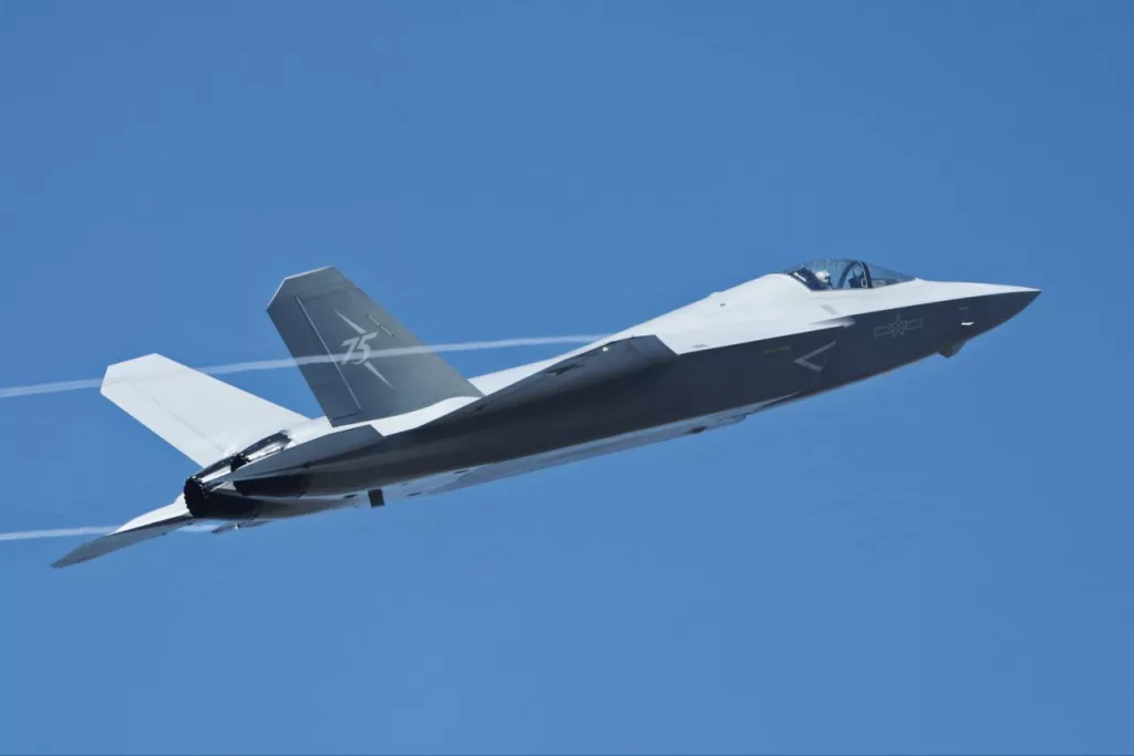 Новейший китайский истребитель J-35A провел сегодня первый тренировочный полет в рамках подготовки к демонстрационной лётной программе, которая будет показана в рамках AirShow China 2024