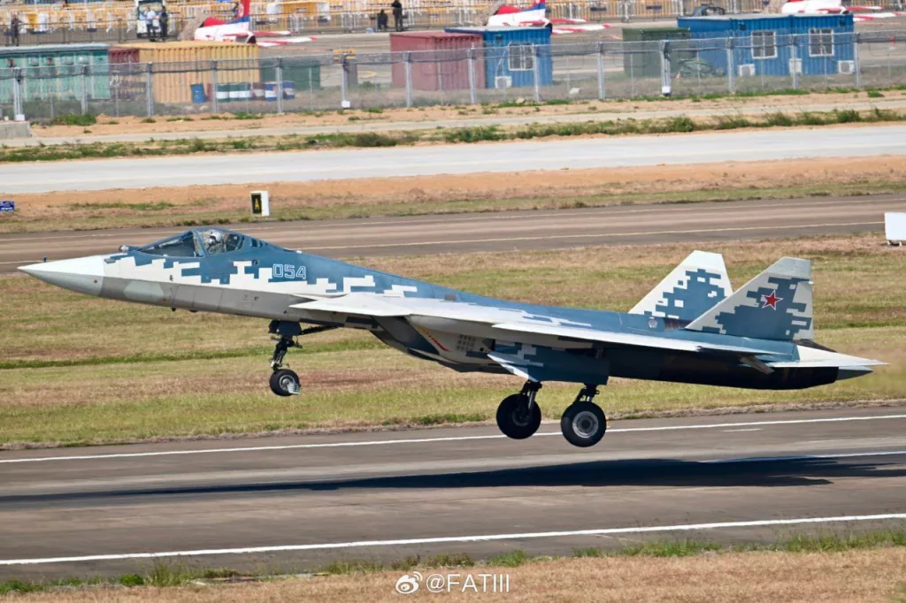 Красивые фотографии российского истребителя Су-57, снятые китайскими авиаспоттерами в ходе тренировочного полета вчера в Чжухае