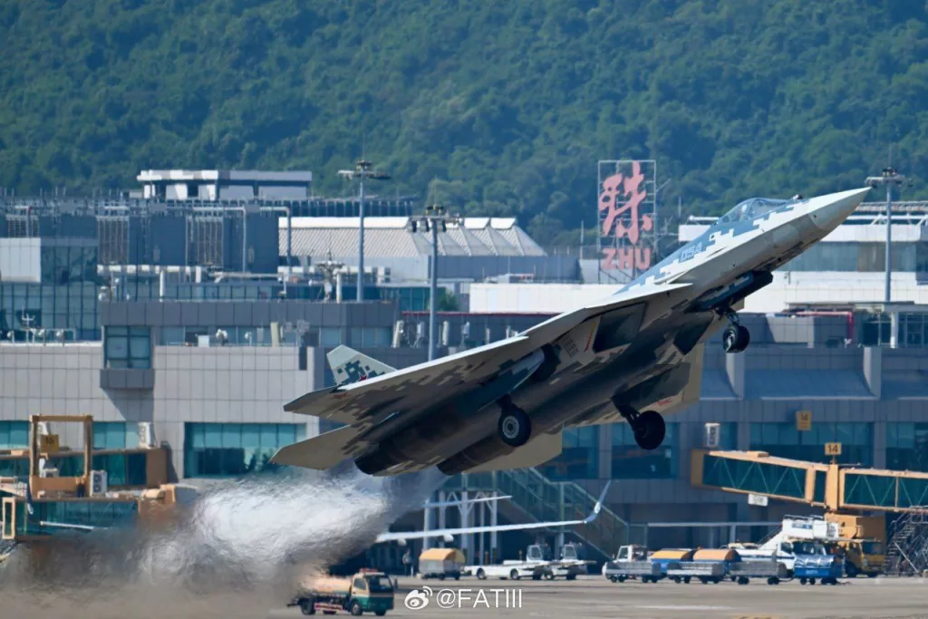 Красивые фотографии российского истребителя Су-57, снятые китайскими авиаспоттерами в ходе тренировочного полета вчера в Чжухае