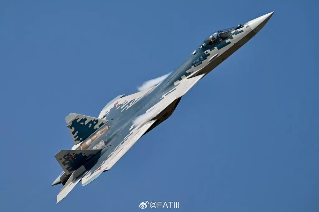 Красивые фотографии российского истребителя Су-57, снятые китайскими авиаспоттерами в ходе тренировочного полета вчера в Чжухае