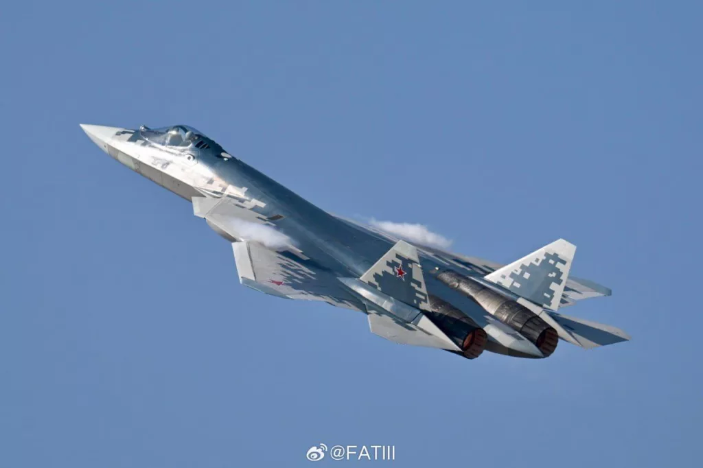 Красивые фотографии российского истребителя Су-57, снятые китайскими авиаспоттерами в ходе тренировочного полета вчера в Чжухае