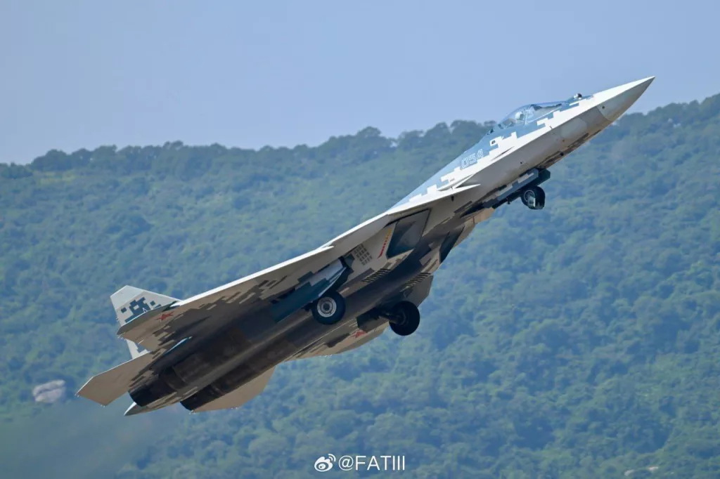 Красивые фотографии российского истребителя Су-57, снятые китайскими авиаспоттерами в ходе тренировочного полета вчера в Чжухае