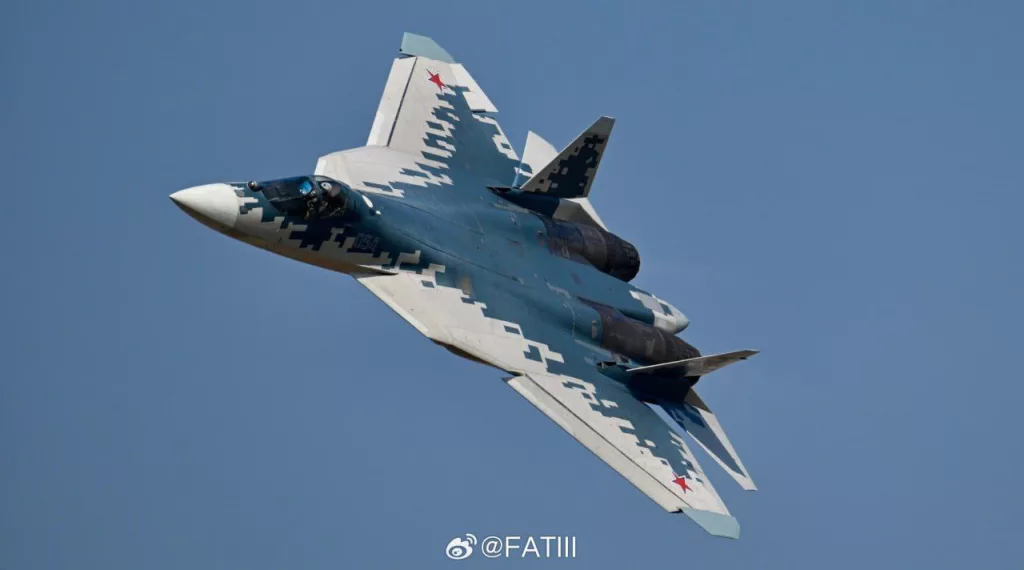 Красивые фотографии российского истребителя Су-57, снятые китайскими авиаспоттерами в ходе тренировочного полета вчера в Чжухае
