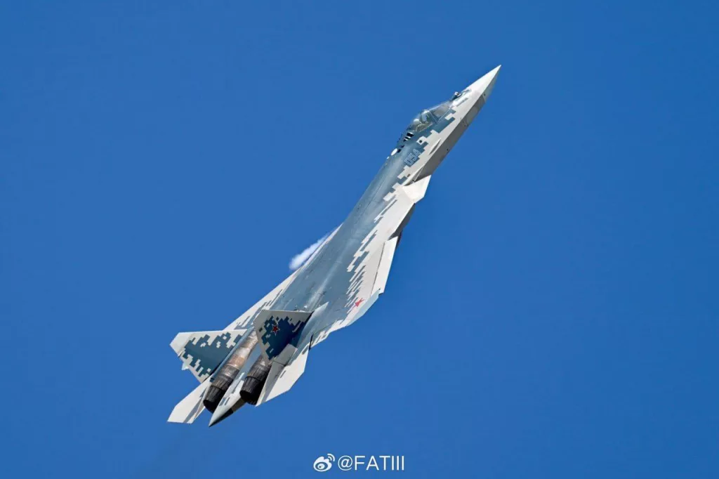 Красивые фотографии российского истребителя Су-57, снятые китайскими авиаспоттерами в ходе тренировочного полета вчера в Чжухае