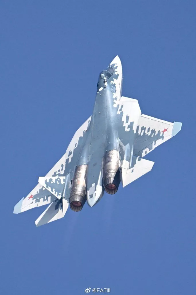 Красивые фотографии российского истребителя Су-57, снятые китайскими авиаспоттерами в ходе тренировочного полета вчера в Чжухае