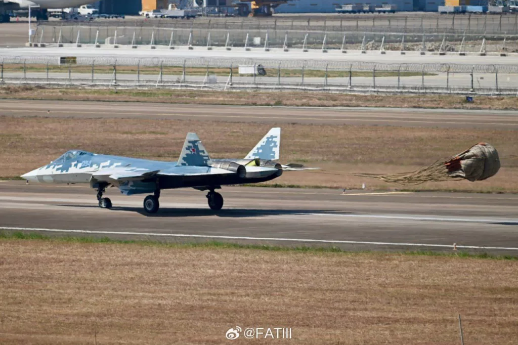 Красивые фотографии российского истребителя Су-57, снятые китайскими авиаспоттерами в ходе тренировочного полета вчера в Чжухае