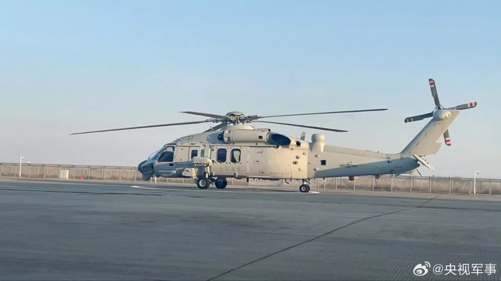 Новый китайский палубный многоцелевой вертолет Z-20F, разработанный для ВМС НОАК