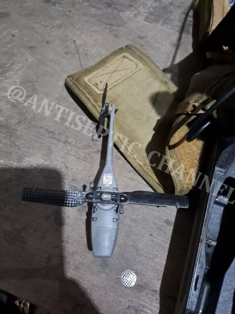 В ходе освобождения Херсонской области, нашими штурмовыми подразделениями был обнаружен достаточно редкий, но интересный беспилотный летательный аппарат Black Hornet Nano норвежского производства