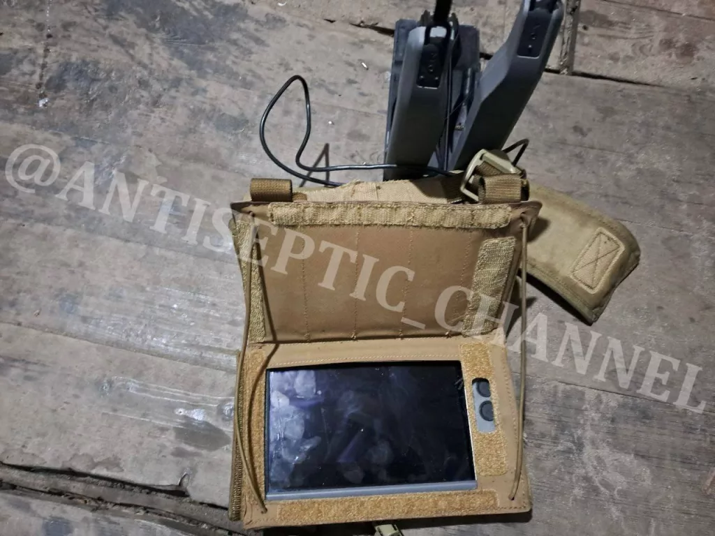 В ходе освобождения Херсонской области, нашими штурмовыми подразделениями был обнаружен достаточно редкий, но интересный беспилотный летательный аппарат Black Hornet Nano норвежского производства