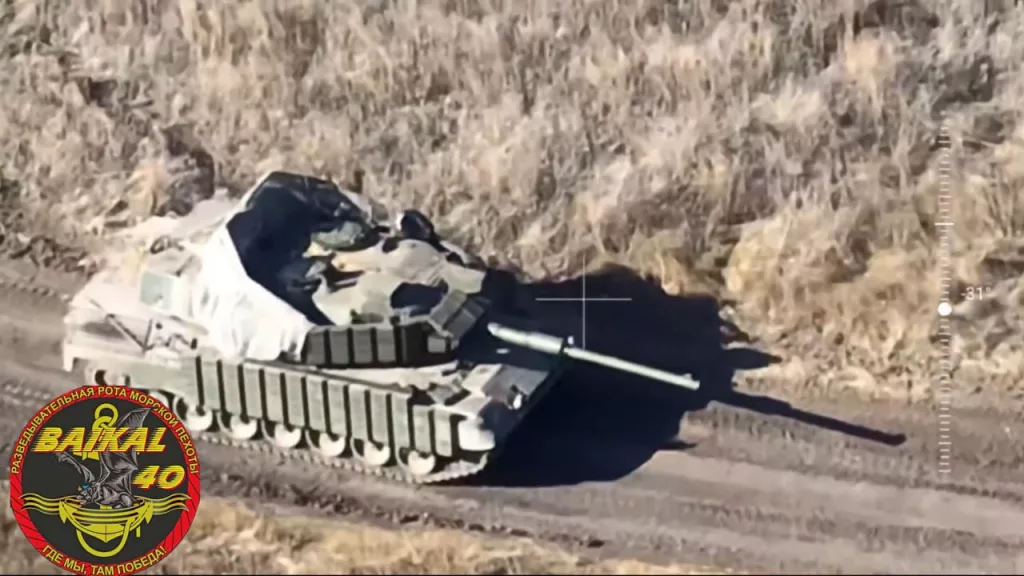 Прилет FPV-дрона точно в голую крышу башни танка Leopard 1A5, обвешанного ДЗ по бортам башни и корпуса