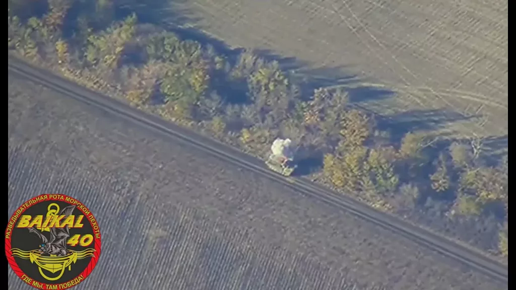 Прилет FPV-дрона точно в голую крышу башни танка Leopard 1A5, обвешанного ДЗ по бортам башни и корпуса