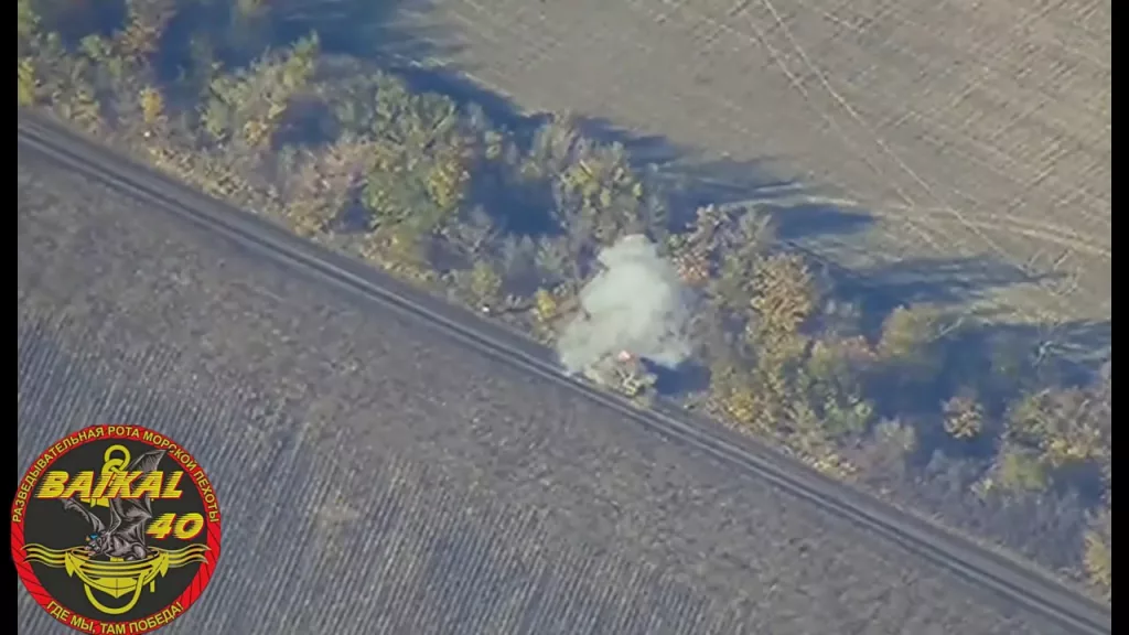 Прилет FPV-дрона точно в голую крышу башни танка Leopard 1A5, обвешанного ДЗ по бортам башни и корпуса