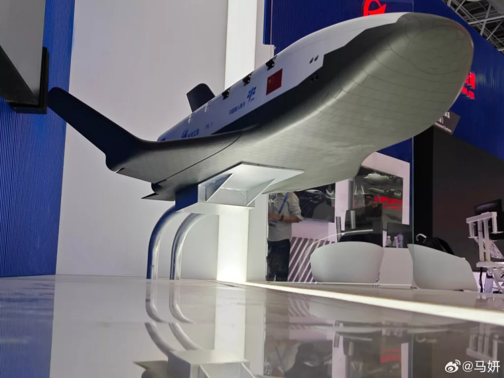 AirShow China-2024.  Макет многоразового космического челнока "Хаолун-1", который будет доставлять грузы на китайскую орбитальную станцию