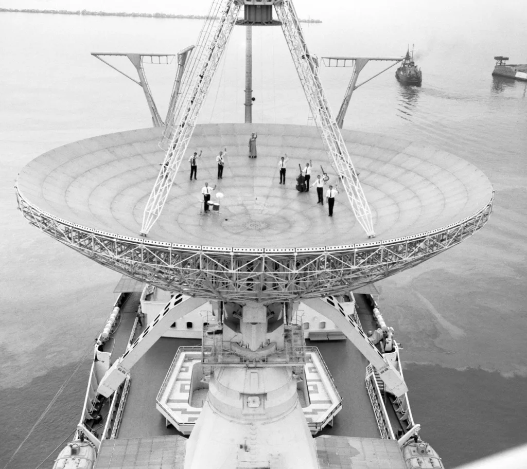 Утром 9 ноября 1996 года научно-исследовательское судно "Космонавт Юрий Гагарин" было продано Украиной "на иголки" по цене $170 за тонну