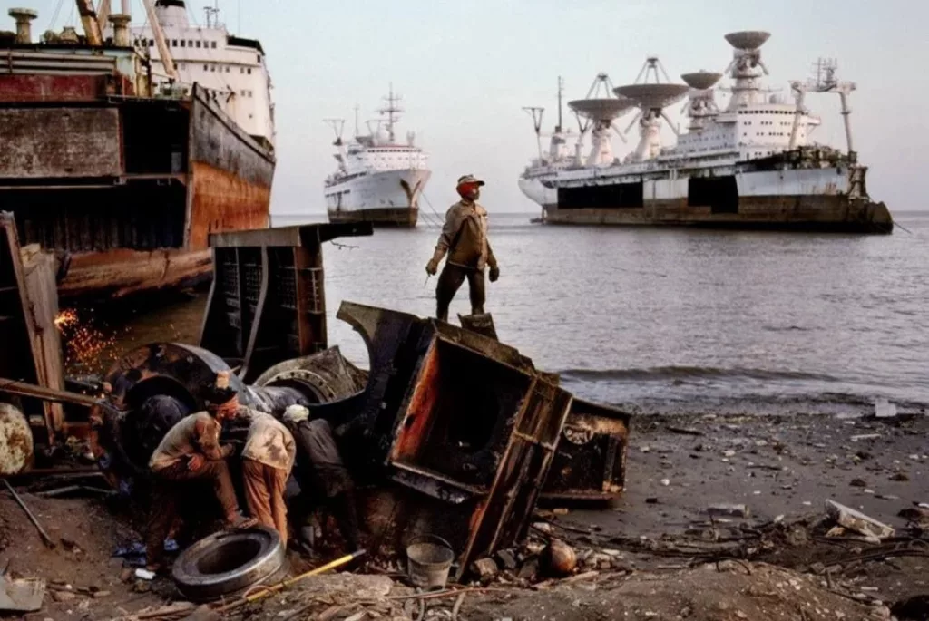 Утром 9 ноября 1996 года научно-исследовательское судно "Космонавт Юрий Гагарин" было продано Украиной "на иголки" по цене $170 за тонну