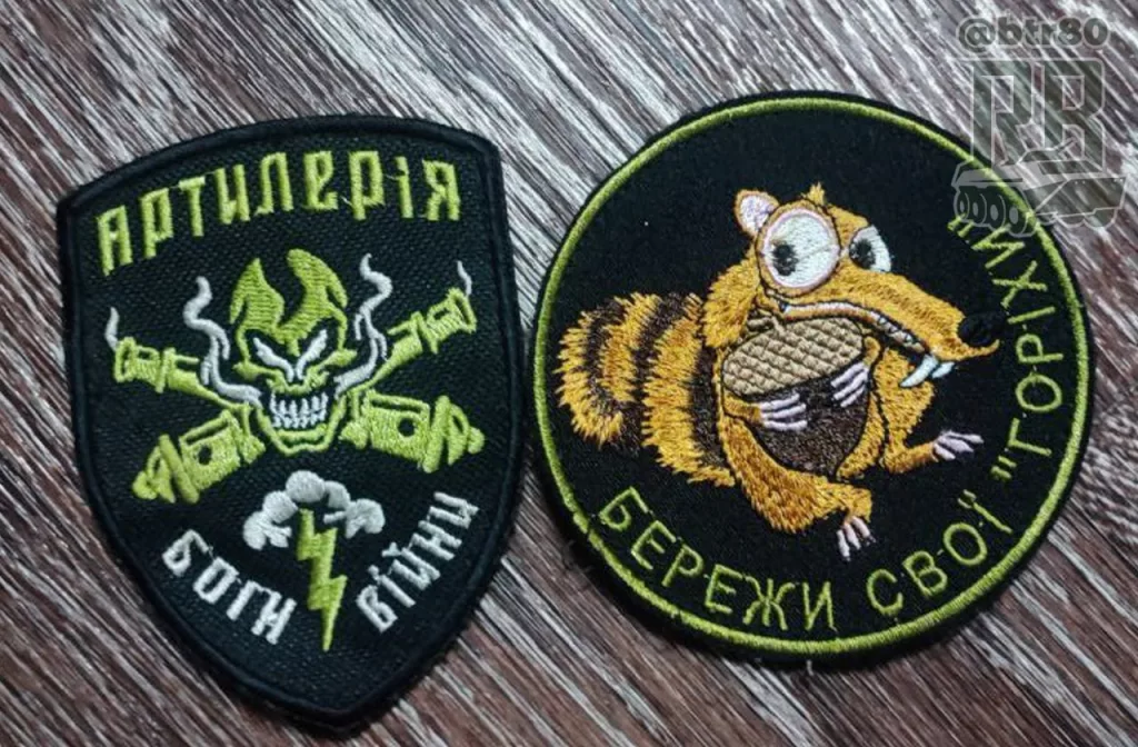 Бойцы группировки "Центр" показали добитые в боях шевроны врага