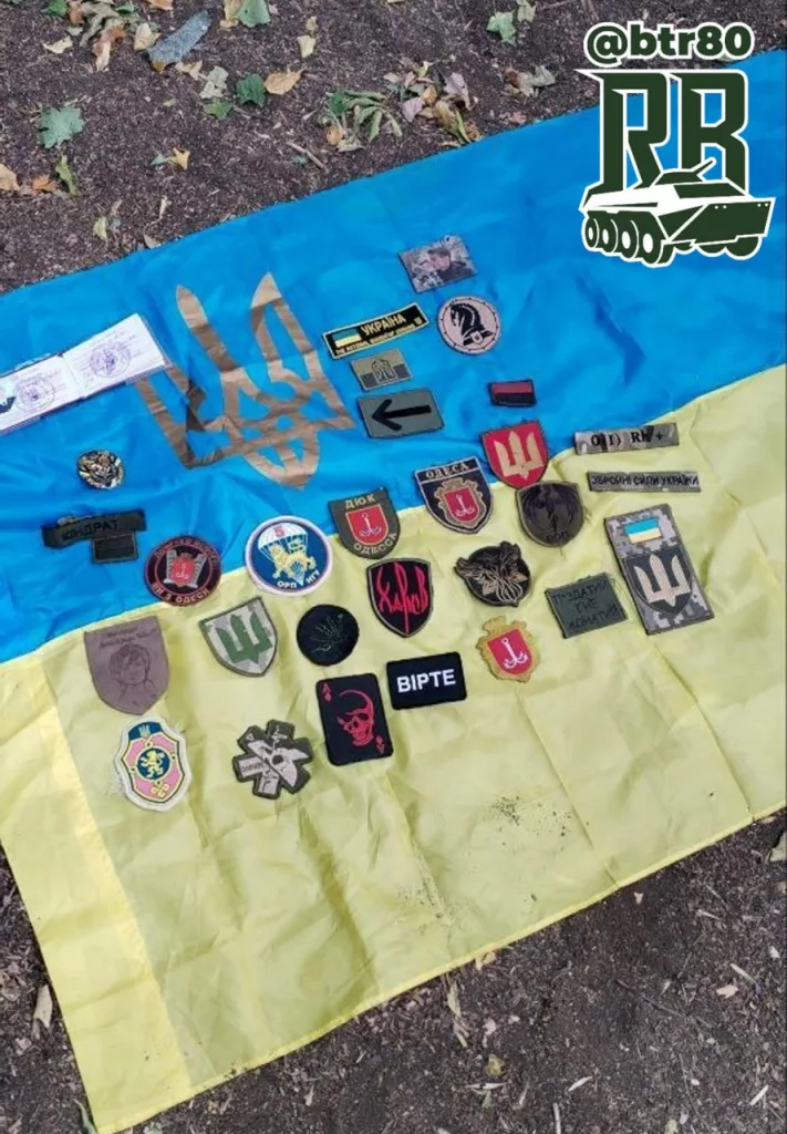Бойцы группировки "Центр" показали добитые в боях шевроны врага