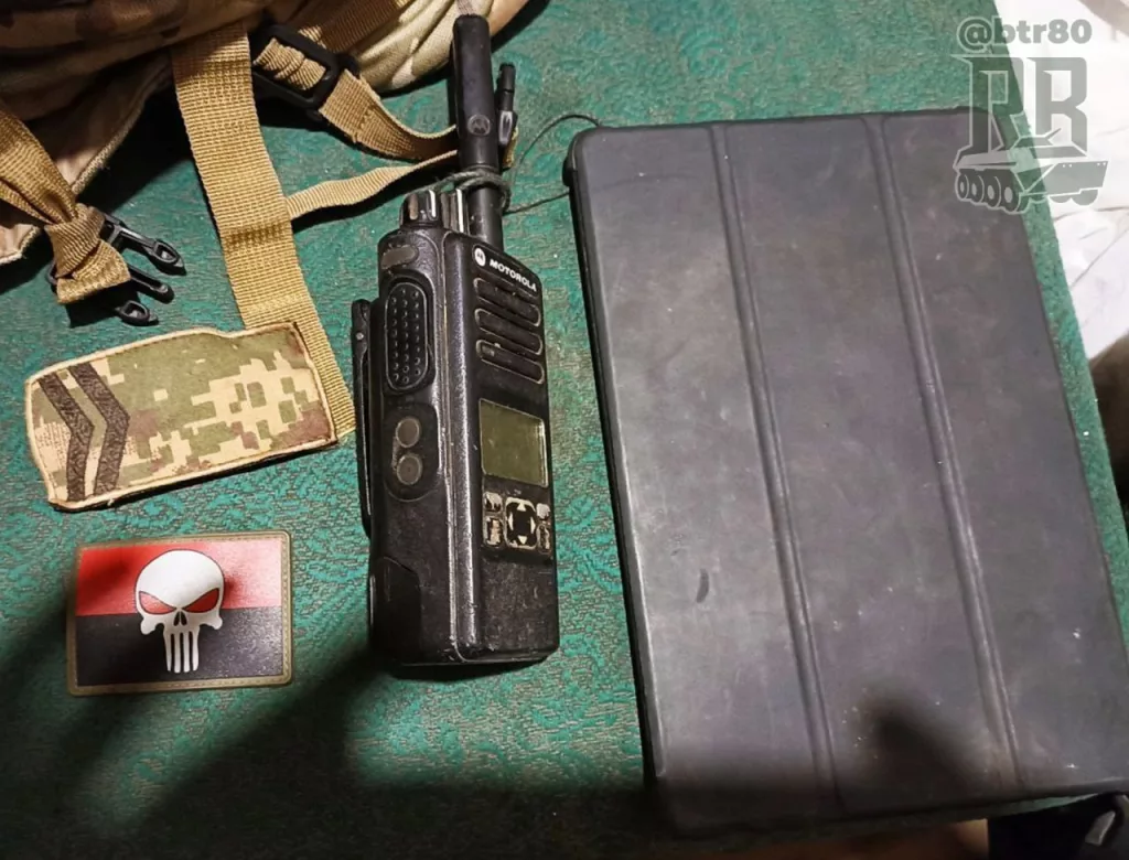 Бойцы группировки "Центр" показали добитые в боях шевроны врага